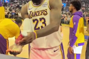 注意點(diǎn)??詹姆斯沉浸式撒鎂粉，撒了里夫斯和布朗尼一臉