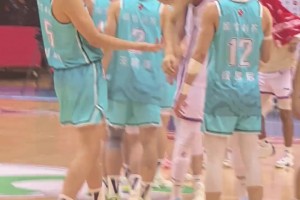 驚！賽后楊瀚森友好問候 竟被高世鰲“肘擊”回應(yīng)??????