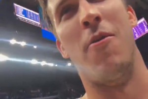 絕殺了也不忘球迷！里夫斯賽后退場途中，錄視頻為球迷送圣誕祝福