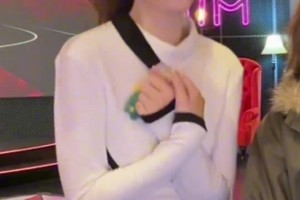 隨后就！當(dāng)庫里命中追平三分 小七興奮的跳起還看了看旁邊的佳依