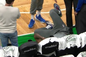 還好無大礙！恩比德投籃熱身向后摔傷到腳踝，回更衣室檢查后出戰(zhàn)