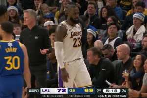 詹姆斯太興奮了！??打進(jìn)2+1后與勇士板凳席有說有笑！