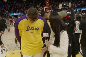 湖勇賽后，美女記者孟超采訪克內(nèi)克特！這一身白衣看著真暖和啊