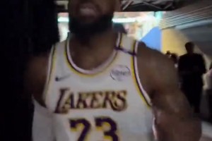 40歲還有使不完的勁！詹姆斯賽后一路小跑大聲喊叫返回更衣室