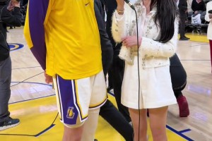 美女記者孟超采訪湖人新秀 上身毛衣下身短裙果然還是有點(diǎn)冷??！