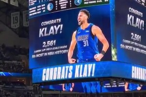 劈波斬浪！獨(dú)行俠主場(chǎng)大屏幕恭喜克萊解鎖生涯三分歷史第五里程碑