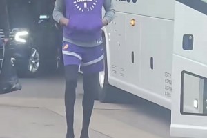 杜蘭特揣著兜在路上閑逛，這氣質(zhì)真的擋也擋不住??????