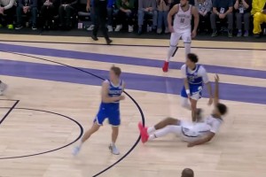 雄鹿真人才??最后落后3分竟2人包夾本西！結(jié)果分球約翰遜終結(jié)