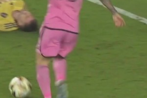 梅老板喪心病狂??！連躺在地上的受傷球員也不放過??