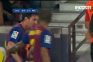 心疼女孩！男孩看比賽太激動，一巴掌拍在了女孩的腦袋上??