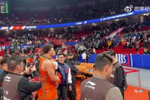 人氣是真高??！洛夫頓賽后接過薯片，隨后熱情地給球迷簽名