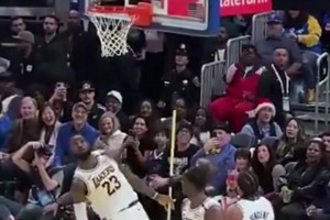 本來還挺喜歡你的！老詹拿拖把捅籃球，突然就來了兩下鐵山靠??