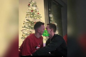 如何評(píng)價(jià)？卡利亞里球員雅庫布·揚(yáng)克托和男友一起過圣誕節(jié)??