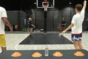 趣味游戲！麥迪節(jié)目上和主持人的三分對(duì)決！這投籃姿勢(shì)依舊穩(wěn)定啊