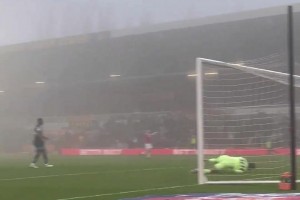 帥爆！雷克瑟姆球員大腿卸球，一腳凌空爆射轟出世界波！