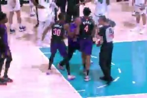 想看看如果隊員不攔著，教練是不是真會打裁判??