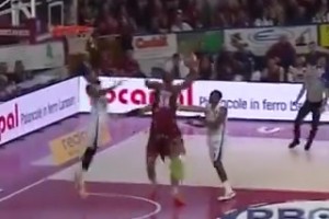 雷瓊塔克今年年初的超級戰(zhàn)斧隔扣！放NBA也是頂級