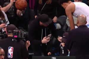 可以直接當(dāng)圍裙穿了！文班賽后將自己的球衣送給了小球迷