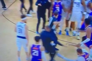 見過大場面！太陽獨(dú)行俠爆發(fā)沖突時(shí)，克萊非常淡定地從后面慢慢走過來