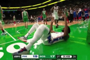 官方宣布：罰恩比德7.5萬美金！因?yàn)樗谇驁?chǎng)做出了下流動(dòng)作??