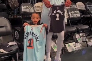 最萌身高差！文班賽后和小球迷交換球衣 捏著迷你版球衣合影??