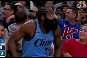 登哥大帽之后落入場邊觀眾席，身旁兩個女球迷笑開了花！??