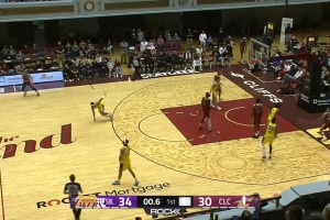 布朗尼在半場結(jié)束前，接隊(duì)友助攻來了記準(zhǔn)壓哨空接暴扣！
