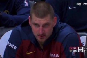 帶不動(dòng)?。【蚪鹇浜髢晌粩?shù)，約基奇第四節(jié)在板凳席搖頭