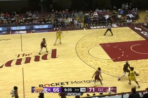 這視野像極了父親！布朗尼遭緊逼防守送精準(zhǔn)長傳，隨后努力搶下前板助攻隊(duì)友飚進(jìn)三分