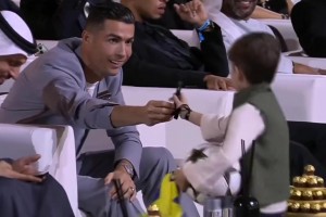 C羅在環(huán)球足球獎(jiǎng)現(xiàn)場給小球迷簽名，隨后叫住小球迷把筆帶走??