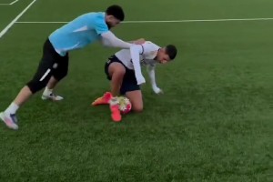 國(guó)外球迷模仿貝林厄姆！像不像另說，是真不怕挨揍??！