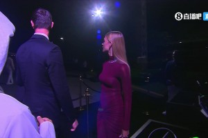 性感身材！庫(kù)爾圖瓦攜妻子出席環(huán)球頒獎(jiǎng)禮