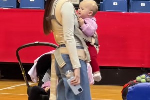 大衛(wèi)-詹姆斯攜家?guī)Э诘角鄭u客場(chǎng)打比賽，看來(lái)很適應(yīng)中國(guó)生活