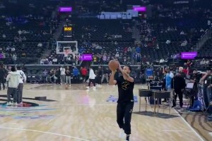 出手動(dòng)作比以前連貫些！李凱爾賽前熱身連中三記三分！