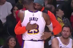 惋惜！詹姆斯與科比在場(chǎng)邊的這一次擁抱，沒(méi)想到竟成了永恒