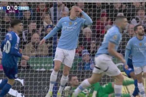 絕佳機(jī)會(huì)??！哈蘭德接德布勞內(nèi)倒三角，右腳推射太正被擋出