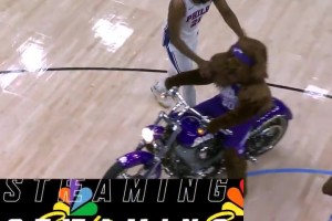 就問你慌不慌？恩比德賽前還調(diào)戲了一下爵士的吉祥物