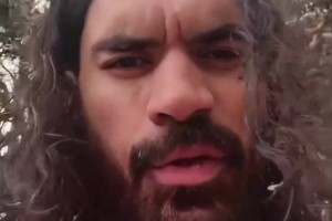 海王遛狗記??????亞當(dāng)斯更新社媒自嘲“單身狗”日常