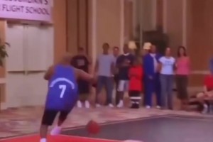 演技如何呢？喬丹2001參演電視劇的單挑場面！