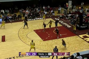 布朗尼這記突破妙傳盡顯超強(qiáng)視野，隨后又迎著防守命中三分！