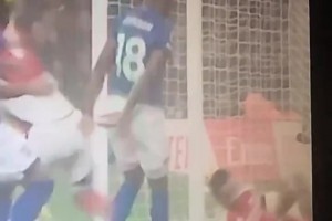 哈弗茨：天殺的！怎么會有壞人把我推出場邊！裁判人去哪了??