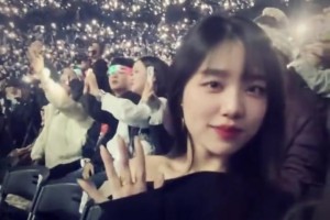 同曦老板兒媳現(xiàn)身jonyj的演唱會(huì)現(xiàn)場(chǎng)~