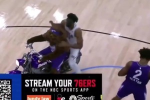 比賽中打了輛摩的??恩比德坐上爵士吉祥物的摩托車