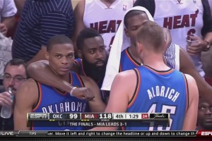 哈登威少杜蘭特三人落寞地站在一起，沒(méi)想到這竟是雷霆三少最終定格