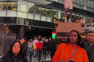 秩序井然??網(wǎng)友曬美國(guó)球迷排隊(duì)和科比雕像合影