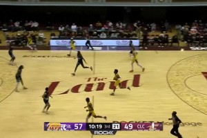 這球沒犯規(guī)嗎？布朗尼一條龍反擊如入無人之境上籃打進(jìn)