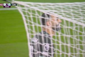 加克波送精準(zhǔn)直塞！薩拉赫小角度單刀打門(mén)被阿雷奧拉撲出！