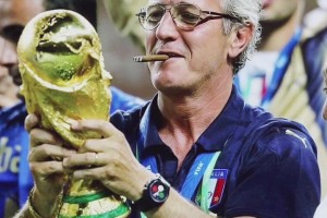 里皮教練生涯最霸氣的一張照片！抽著雪茄拿著大力神杯！