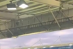 杠上了！曼城球迷唱歌嘲諷：萊斯特城會(huì)和曼聯(lián)一起降級(jí)！