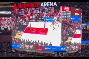 太抽象了！老鷹主場大屏幕利用韋德雕像來干擾熱火罰球